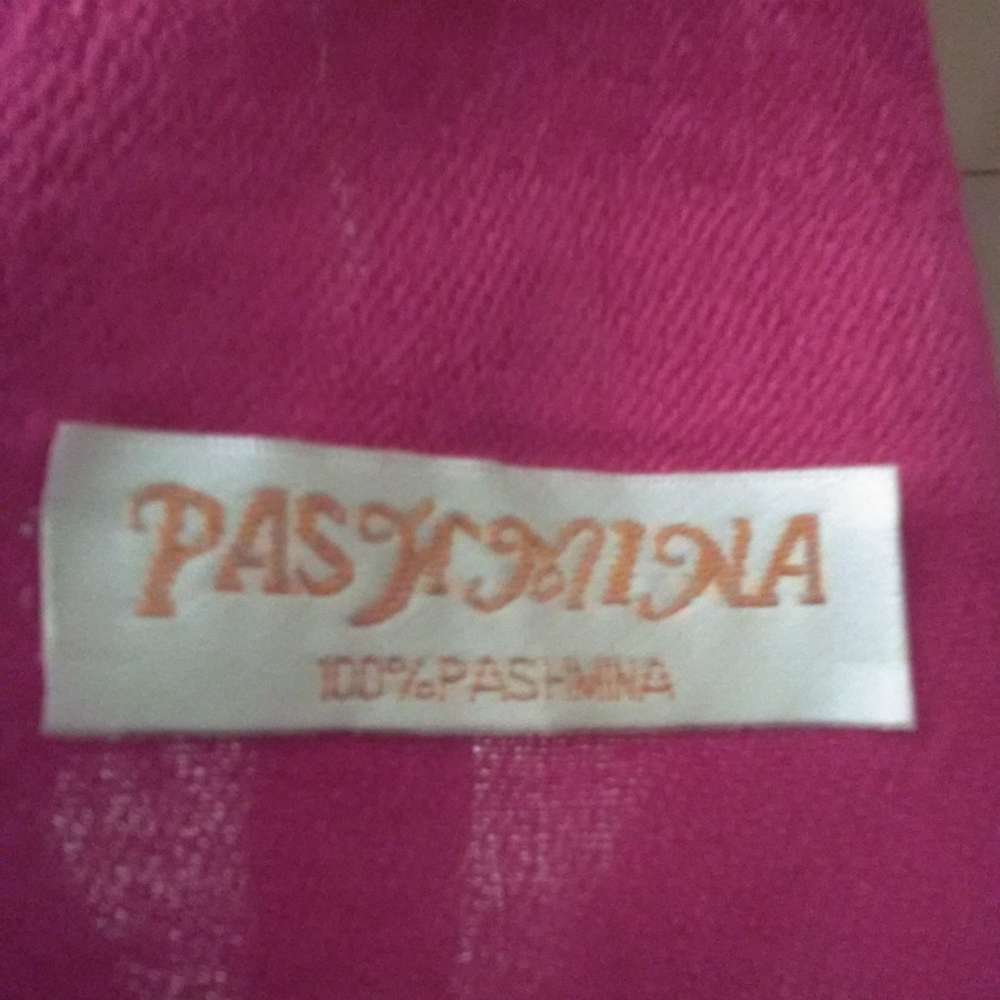 LIKE NEW 100% PASHMINA WRAP BY "PASHMINA" VIBRANT PINK W/ TASSELS RARE MATERIAL - Picture 4 of 8